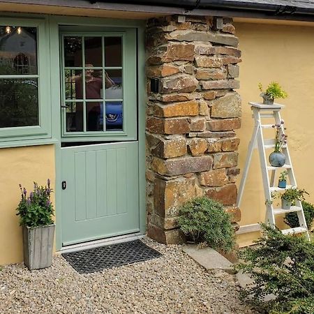The Bothy Near Tenby, Big Projector Screen, Four-Poster Bed, On-Site Hot Tub Access Via Spa Pack, Breakfast Exteriör bild