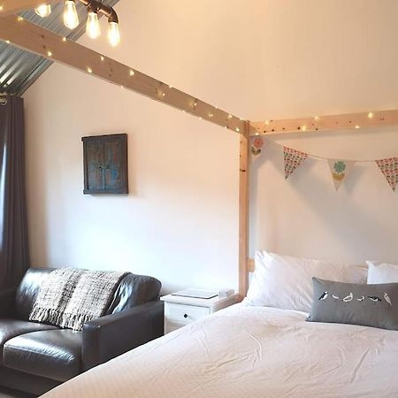 The Bothy Near Tenby, Big Projector Screen, Four-Poster Bed, On-Site Hot Tub Access Via Spa Pack, Breakfast Exteriör bild