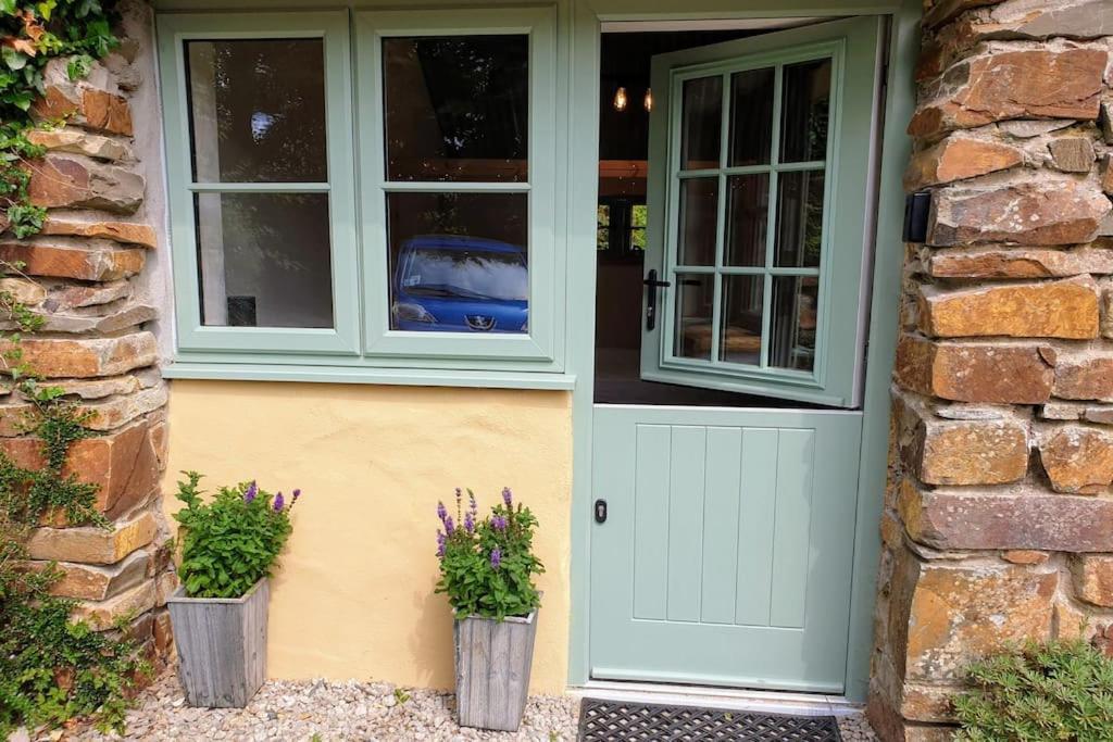 The Bothy Near Tenby, Big Projector Screen, Four-Poster Bed, On-Site Hot Tub Access Via Spa Pack, Breakfast Exteriör bild