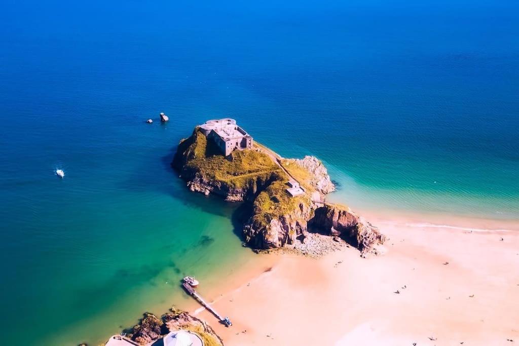 The Bothy Near Tenby, Big Projector Screen, Four-Poster Bed, On-Site Hot Tub Access Via Spa Pack, Breakfast Exteriör bild