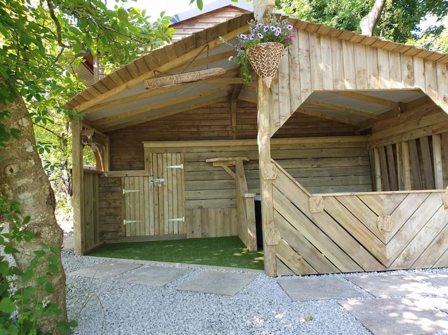 The Bothy Near Tenby, Big Projector Screen, Four-Poster Bed, On-Site Hot Tub Access Via Spa Pack, Breakfast Exteriör bild