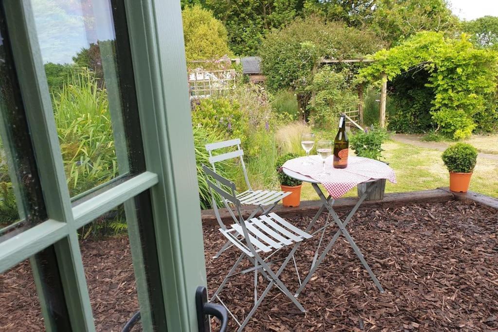 The Bothy Near Tenby, Big Projector Screen, Four-Poster Bed, On-Site Hot Tub Access Via Spa Pack, Breakfast Exteriör bild