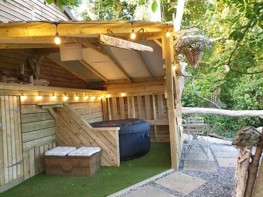 The Bothy Near Tenby, Big Projector Screen, Four-Poster Bed, On-Site Hot Tub Access Via Spa Pack, Breakfast Exteriör bild