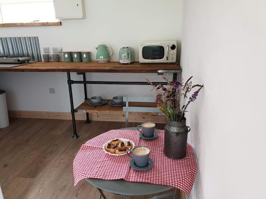 The Bothy Near Tenby, Big Projector Screen, Four-Poster Bed, On-Site Hot Tub Access Via Spa Pack, Breakfast Exteriör bild