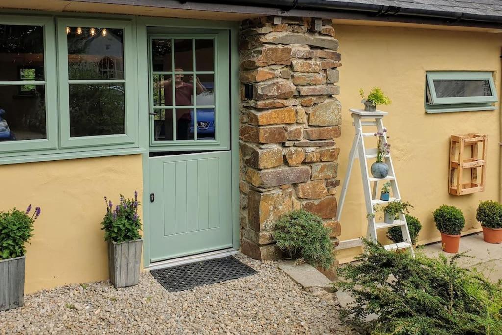 The Bothy Near Tenby, Big Projector Screen, Four-Poster Bed, On-Site Hot Tub Access Via Spa Pack, Breakfast Exteriör bild