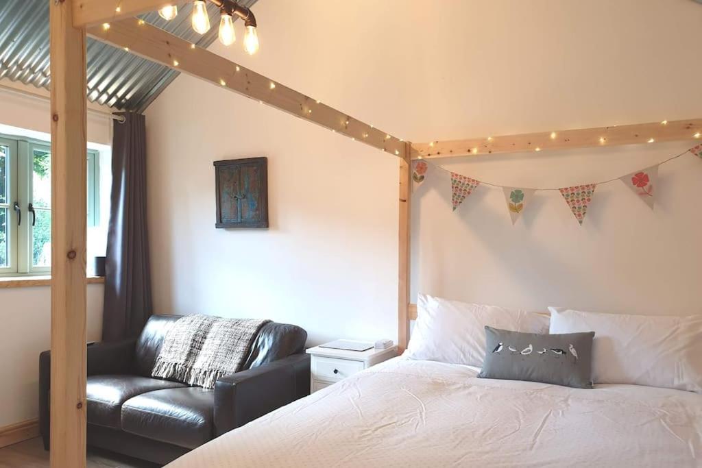 The Bothy Near Tenby, Big Projector Screen, Four-Poster Bed, On-Site Hot Tub Access Via Spa Pack, Breakfast Exteriör bild