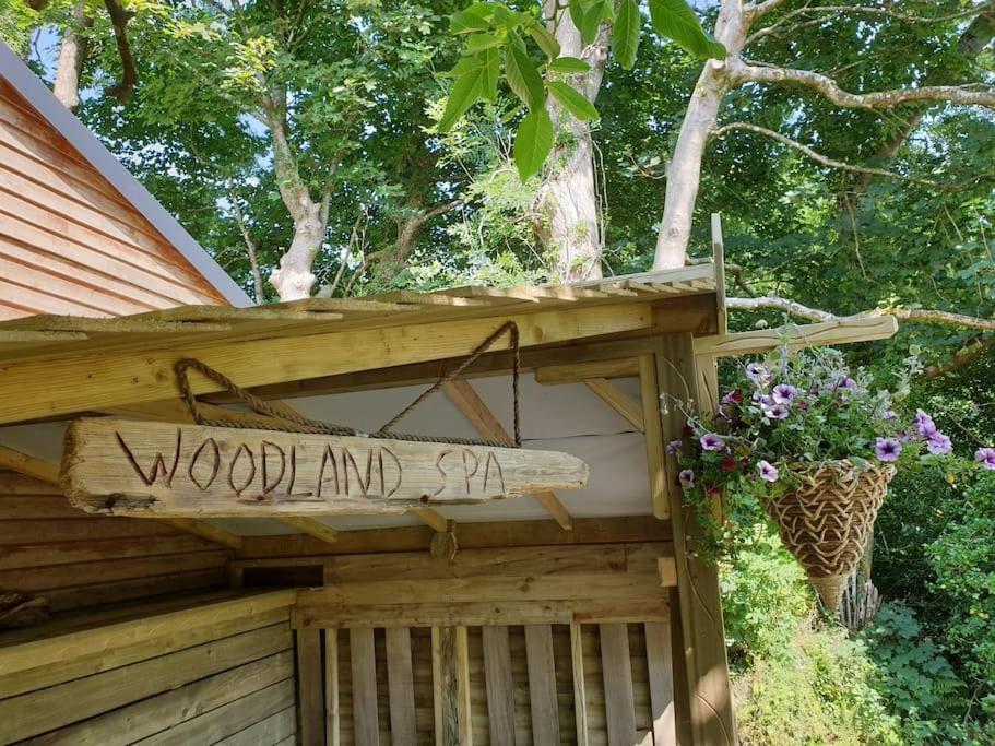 The Bothy Near Tenby, Big Projector Screen, Four-Poster Bed, On-Site Hot Tub Access Via Spa Pack, Breakfast Exteriör bild