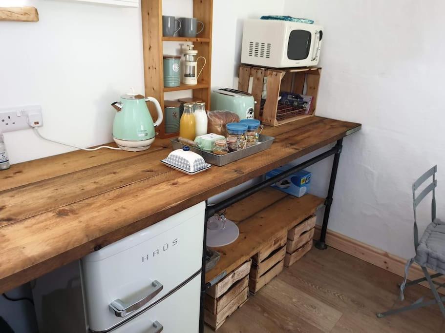 The Bothy Near Tenby, Big Projector Screen, Four-Poster Bed, On-Site Hot Tub Access Via Spa Pack, Breakfast Exteriör bild