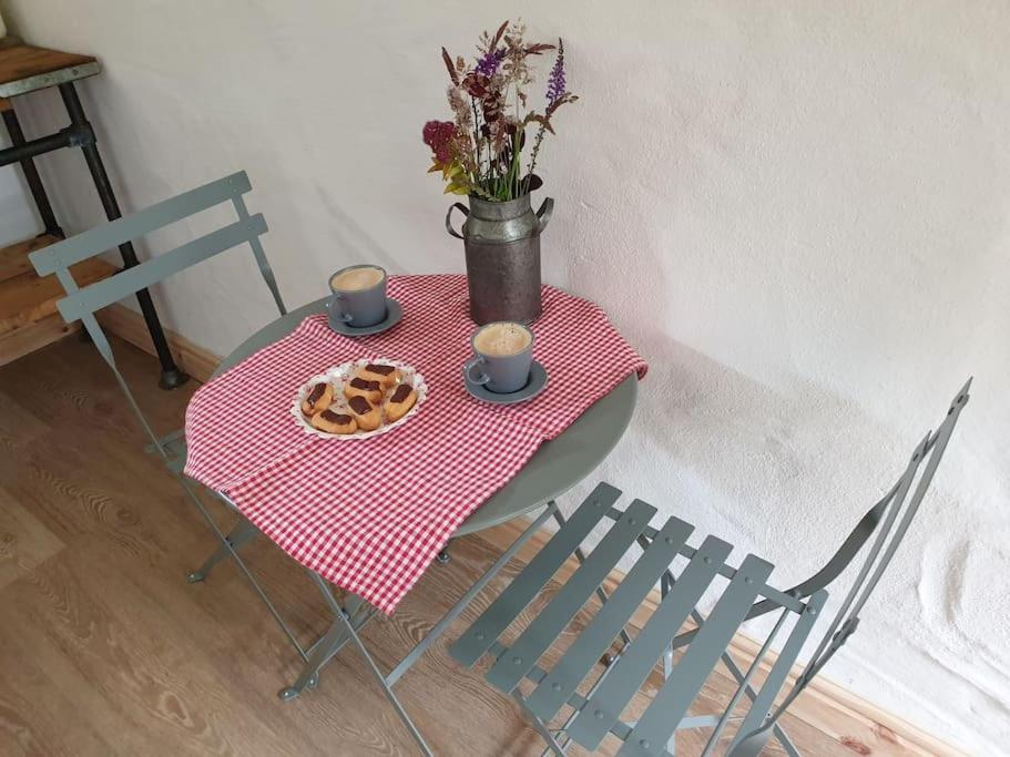 The Bothy Near Tenby, Big Projector Screen, Four-Poster Bed, On-Site Hot Tub Access Via Spa Pack, Breakfast Exteriör bild